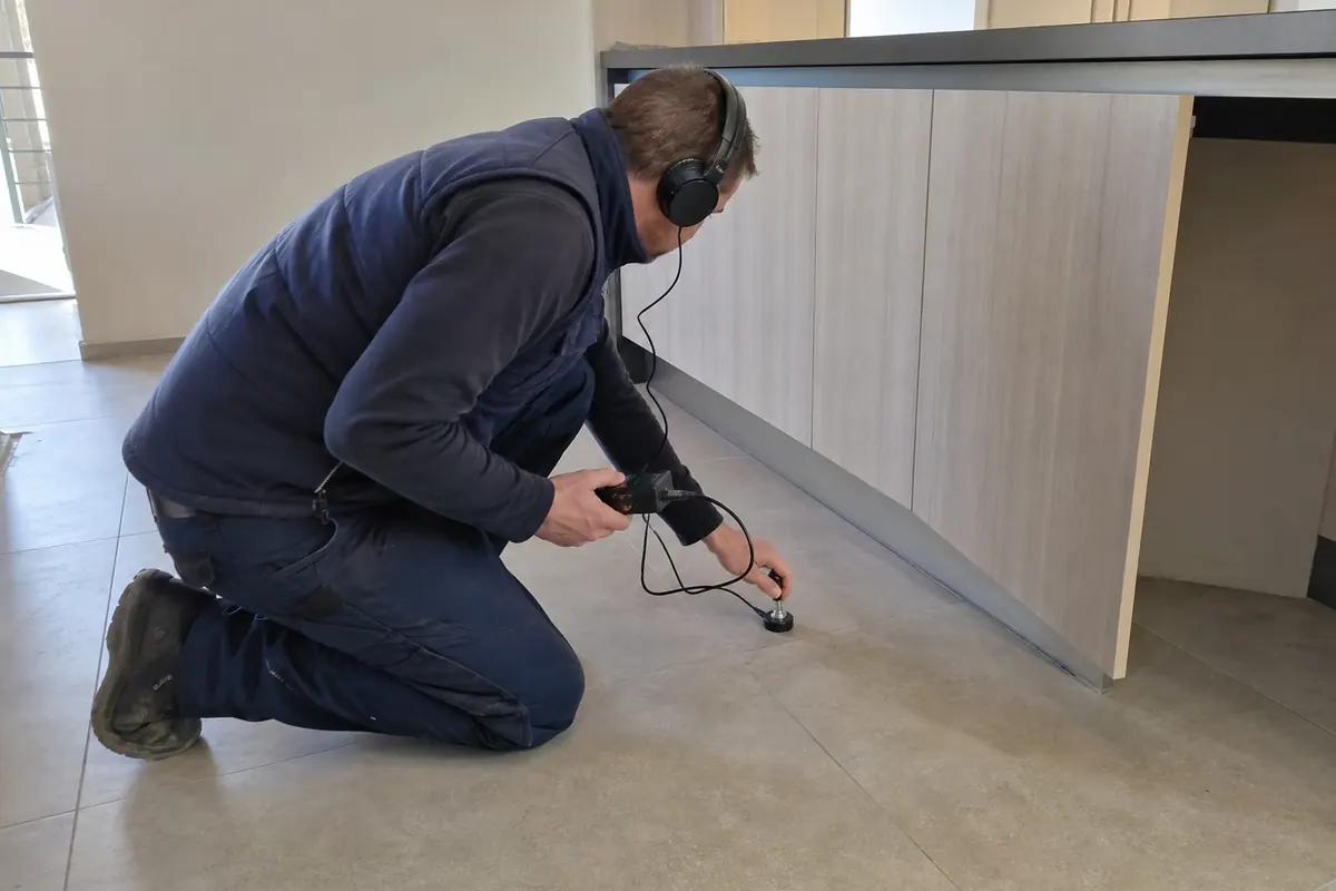 microphone d'écoute posé sur canalisation intacte