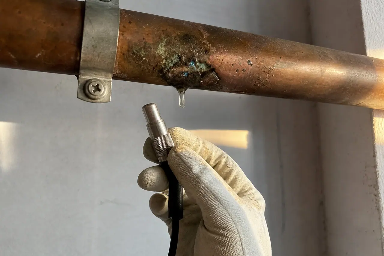 fuite visible sur canalisation et capteur acoustique